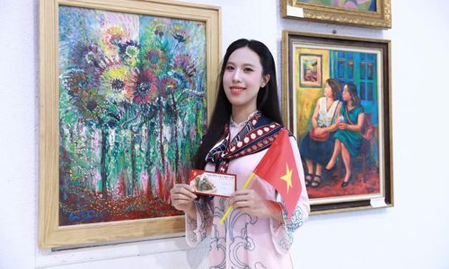 Có mặt tại triển lãm trước giờ khởi hành, thí sinh dành thời gian chiêm ngưỡng các tác phẩm trên nhiều chất liệu như sơn mài, acrylic. Với nhiều cô gái, đây là lần đầu có cơ hội tiếp cận một triển lãm được xây dựng xoay quanh dấu mốc quan trọng của lịch sử dân tộc.