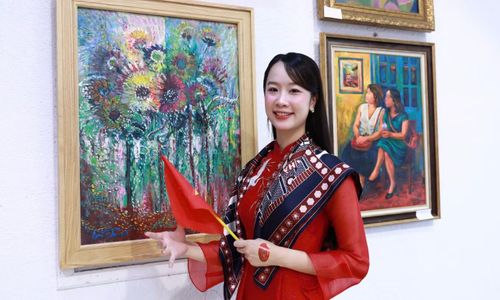 Triển lãm giới thiệu tác phẩm của nhiều họa sĩ như Vương Mạnh Lân, Bùi Thị Thái Hà, Nguyễn Thị Bích Hà, Quế Chi, Trần Thanh Vân, Bùi Thanh Lâm, Đào Văn Tuấn, Nguyễn Công Huy, Lê Duy Đạt, Dương Đình Trọng... Các cô gái dành sự chú ý cho những tác phẩm khai thác hình ảnh con người, đất nước trong các giai đoạn lịch sử. Một số người đẹp cho biết chuyến đi giúp họ hiểu thêm về giá trị hòa bình và những chặng đường mà các thế hệ người Việt đã trải qua.