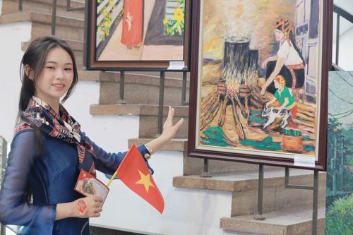 Thí sinh Ngô Hà Anh ấn tượng với cách chương trình kết nối lịch sử, nghệ thuật và trải nghiệm thực tế. “Em thấy thật may mắn được xem triển lãm, được nghe và tìm hiểu câu chuyện phía sau các tác phẩm. Ngay sau đó, chuyến tàu đưa chúng em đi qua những không gian gắn với lịch sử, văn hóa của Hà Nội và vùng Kinh Bắc. Em nghĩ đây là trải nghiệm mà mình không thể quên”, cô nói.