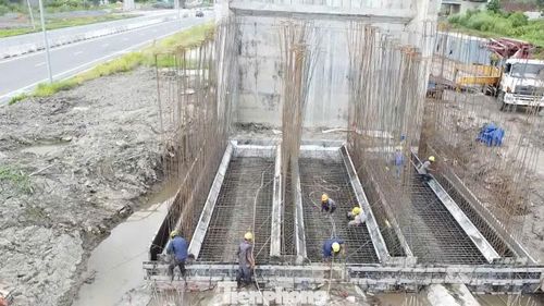 Công nhân tất bật trên công trường Vành đai 3 - TPHCM.