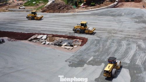 Công nhân tất bật trên công trường đường 25C nối từ Cát Lái tới sân bay Long Thành.