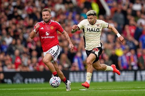  Luke Shaw (trái) thường xuyên để các cầu thủ Ipswich vượt qua dễ dàng. 