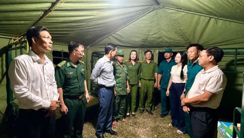 Lãnh đạo phường Bắc Gianh thăm, động viên lực lượng trực chốt trong đêm.