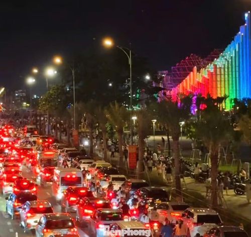 Đến tối 31/8, phóng viên ghi nhận lượng xe đổ về Vũng Tàu càng lúc càng đông.