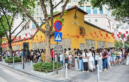 Du khách tham quan Di tích Nhà tù Hỏa Lò.