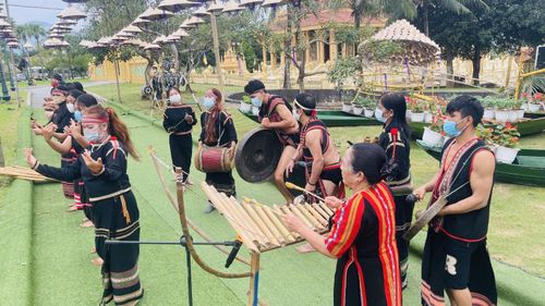 Làng Văn hóa - Du lịch các dân tộc Việt Nam ổ chức nhiều hoạt động giới thiệu văn hóa các dân tộc.