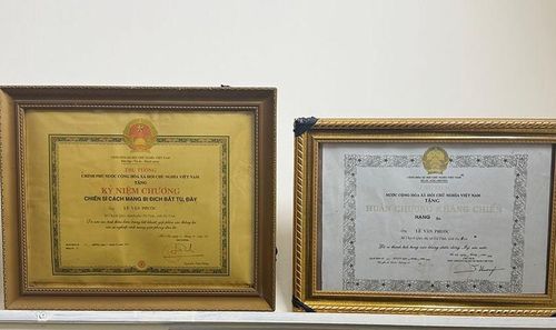 Huân chương Kháng chiến hạng Ba và Kỷ niệm chương “Chiến sĩ cách mạng bị địch bắt, tù đày” là sự ghi nhận trang trọng của Đảng và Nhà nước đối với những cống hiến, hy sinh của cựu chiến binh Lê Văn Phước.