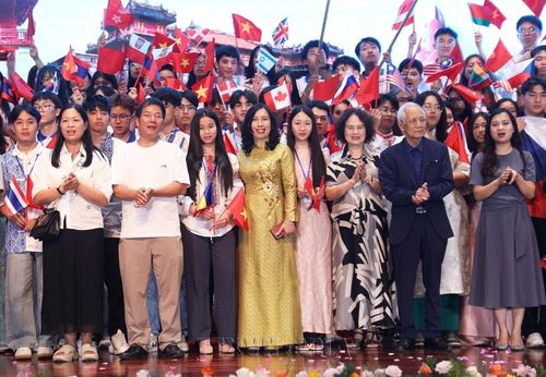 Thứ trưởng Bộ Ngoại giao Lê Thị Thu Hằng chụp ảnh lưu niệm cùng các đại biểu kiều bào tham dự Trại hè Việt Nam 2026. Ảnh: TTXVN