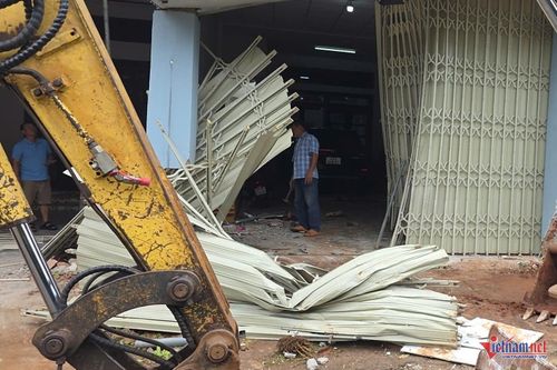 Hai gia đình đang khắc phục sự cố. Ảnh: QT