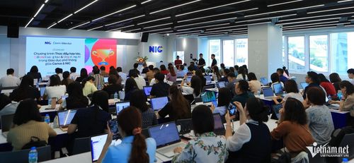 100 giáo viên tham gia buổi tập huấn ứng dụng AI trong giáo dục do NIC và Canva tổ chức ngày 25/8. Ảnh: NIC