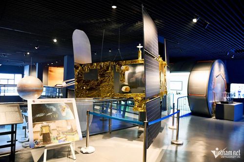 Mô hình vệ tinh LOTUSat-1 quan sát Trái Đất bằng radar thuộc Chương trình vệ tinh quốc gia của Việt Nam, do Trung tâm Vũ trụ Việt Nam làm chủ đầu tư, còn Nhật Bản hỗ trợ công nghệ và đào tạo. Ảnh: Hoàng Hà