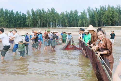 Cùng ngư dân kéo rùng trên biển Hải Tiến
