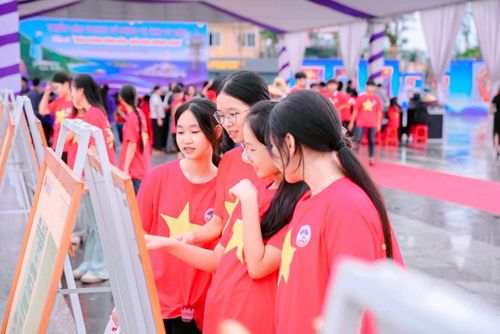 Qua ngôn ngữ nghệ thuật và hình ảnh trực quan, triển lãm đồng thời truyền tải thông điệp về xây dựng nền kinh tế biển xanh, hiện đại, hiệu quả, bền vững.