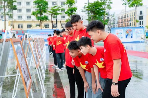 Học sinh hào hứng tham quan triển lãm