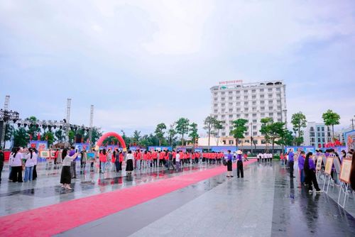 Triển lãm tổ chức tại quảng trường biển Sầm Sơn, không gian rộng, tạo điều kiện để người dân địa phương và khách du lịch tham quan