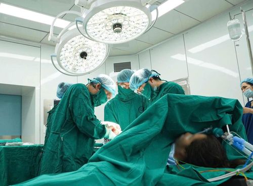 Các bác sĩ tiến hành phẫu thuật cho bệnh nhân.