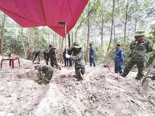 Các cán bộ, chiến sĩ đào từng lớp đất để tìm lại dấu tích của những người lính đã hy sinh hơn nửa thế kỷ trước.