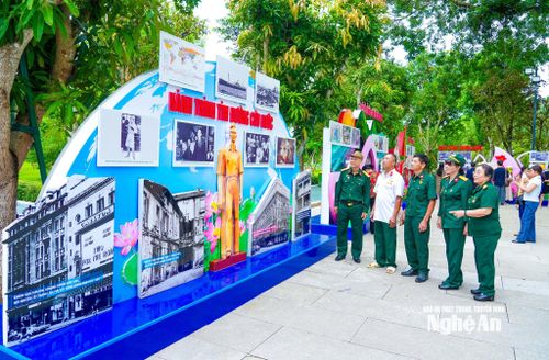 Trong không khí kỷ niệm 81 năm Cách mạng Tháng Tám thành công (19/8/1945 - 19/8/2026) và hướng tới Quốc khánh 2/9 (2/9/1945 - 2/9/2026), Khu Di tích Quốc gia đặc biệt Kim Liên (Nghệ An) mở cửa triển lãm chuyên đề “Hành trình theo chân Bác”, đưa người dân và du khách đến gần hơn với những dấu mốc trong cuộc đời, sự nghiệp cách mạng của Chủ tịch Hồ Chí Minh. Ảnh: Đình Tuyên