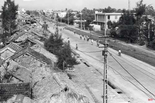 Đường Phan Đình Phùng, thị xã Hà Tĩnh, năm 1993. Ảnh tư liệu của NSNA Sỹ Ngọ.