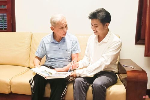 Nguyên Bí thư Tỉnh ủy Đặng Duy Báu cùng phóng viên xem lại những hình ảnh, tư liệu về những ngày đầu tái lập tỉnh Hà Tĩnh.