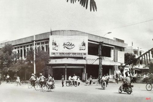 Một góc thị xã Hà Tĩnh những ngày đầu tái lập tỉnh. Ảnh tư liệu của NSNA Sỹ Ngọ.