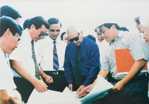 Thủ tướng Chính phủ Võ Văn Kiệt xem địa điểm dự định xây dựng cảng Vũng Áng, ngày 11/11/1996. Ảnh tư liệu từ Lịch sử Đảng bộ tỉnh Hà Tĩnh (tập 3).