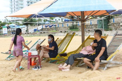 Bãi biển Thiên Cầm khá nhộn nhịp du khách trong buổi sáng ngày thứ 2 của kỳ nghỉ lễ.