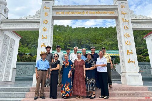 Du khách dâng hương, tham quan Khu di tích Ngã ba Đồng Lộc dịp lễ Quốc khánh 2/9.