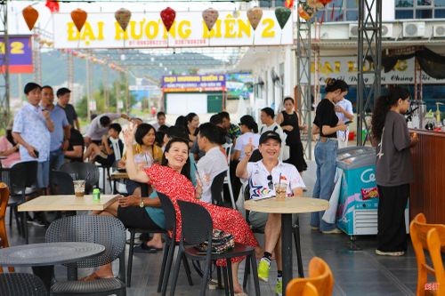 Dù thời tiết không mấy thuận lợi, nhiều du khách vẫn chọn Thiên Cầm làm điểm đến tham quan nghỉ dưỡng trong kỳ nghỉ lễ Quốc khánh 2/9.