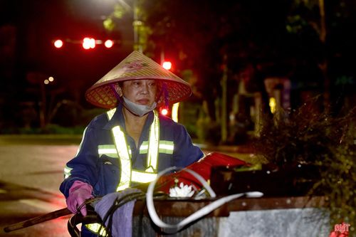 Chị Nguyễn Thị Huyền – Công ty CP Môi trường và Công trình đô thị Hà Tĩnh chia sẻ: “Mỗi ngày chúng tôi chia thành 2 ca làm việc: ca 1 từ 4 giờ đến 8 giờ sáng; ca 2 từ 16 giờ đến 20 giờ. Công việc vất vả, nhưng quen rồi. Chúng tôi cảm thấy vui và tự hào khi đã góp sức cho phố phường thêm sạch, đẹp”.