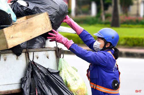 Công nhân cẩn thận thu gom, phân loại rác tái chế, góp phần giữ gìn môi trường xanh, sạch.