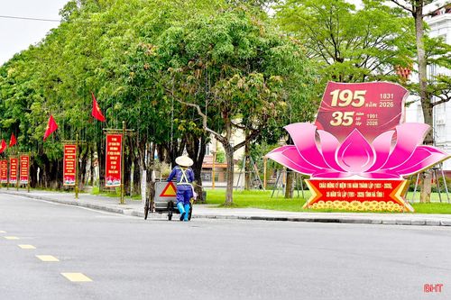 Sự cống hiến bền bỉ của những công nhân vệ sinh môi trường vẫn lặng lẽ góp phần làm nên một phố, phường sạch đẹp, văn minh.