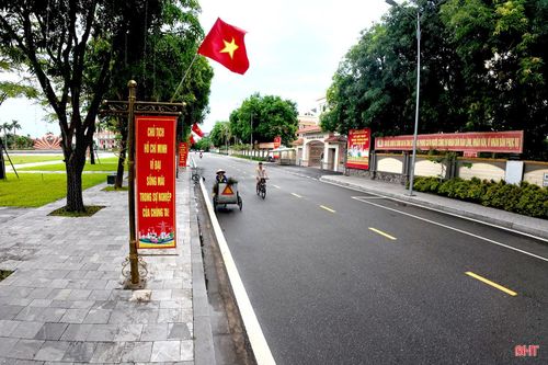 Những ngày nghỉ lễ Quốc khánh 2/9, phố phường Thành Sen khoác lên mình diện mạo tươi mới. Nhưng phía sau những con đường sạch đẹp ấy là những công nhân vệ sinh môi trường vẫn miệt mài với công việc quen thuộc.