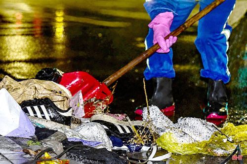Dù nắng hay mưa, công việc vệ sinh, thu gom rác của những công nhân môi trường vẫn diễn ra đều đặn mỗi ngày, không gián đoạn. Đôi tay quen với bụi bặm, rác thải và những công việc ít người để ý đang góp phần giữ cho phố phường luôn sạch đẹp.