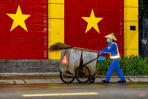 Không chỉ làm sạch đường phố, những công nhân vệ sinh môi trường còn phải đi đến từng ngõ, từng nhà để thu gom rác thải. Chị Trương Thị Dung - Công ty CP Môi trường và Công trình đô thị Hà Tĩnh cho biết: "Mọi người nghỉ lễ, chúng tôi vẫn làm việc bình thường. Vất vả nhưng ai cũng cố gắng để thu gom rác kịp thời, đường phố sạch đẹp. Với chúng tôi, giữ cho phố phường sạch sẽ cũng là góp một phần nhỏ để kỳ nghỉ lễ của mọi người thêm trọn vẹn.”