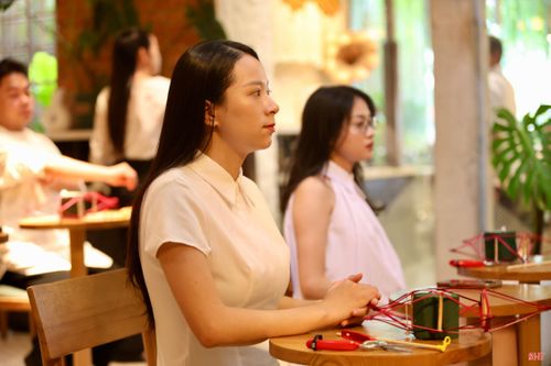 Tôi không thu phí hướng dẫn tại các workshop. Người tham gia chỉ thanh toán phần hoa tươi và nguyên vật liệu sử dụng cho sản phẩm. Tôi muốn hoạt động này giữ được sự gần gũi, để những người yêu hoa có thể dễ dàng tham gia.