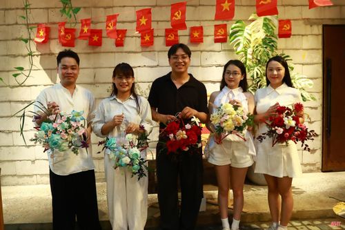 Sáu năm gắn bó với hoa, tôi nhận ra điều níu mình ở lại với nghề không chỉ là vẻ đẹp của những cành hoa, mà còn là những câu chuyện được tạo nên từ đó. Một bình hoa, một chiếc đèn ngôi sao hay khoảnh khắc ai đó lần đầu tự tay hoàn thiện sản phẩm đều mang một cảm xúc riêng.