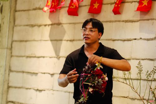 Lấy cảm hứng từ Tết Trung thu, tôi tổ chức workshop làm đèn hoa với khung ngôi sao 5 cánh. Từ khung, tôi hướng dẫn mọi người sắp xếp hoa tươi để tạo nên những sản phẩm mang không khí Trung thu.