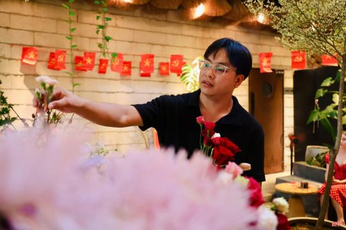 Tôi dự định xây dựng một không gian trải nghiệm cắm hoa tại Hà Tĩnh. Tôi mong nơi đây không chỉ dành cho những người đã biết về hoa mà cả những ai muốn thử sức với công việc này từ những bước đầu tiên.