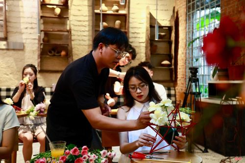 Công việc tại tiệm hoa By KiMN không chỉ có những workshop trải nghiệm. Tôi còn nhận các đơn hoa theo yêu cầu, hoa cưới và trang trí cho các sự kiện... Qua những buổi gặp gỡ và trải nghiệm cùng hoa, tôi mong mọi người hiểu hơn về cách mình làm nghề, từ đó có thêm sự tin tưởng và gắn bó với tiệm.