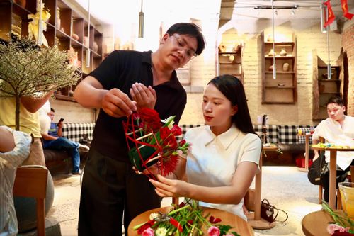 Chiếc đèn ngôi sao không chỉ gợi nhớ không khí Trung thu mà còn gắn với những ký ức tuổi thơ của nhiều thế hệ. Khi kết hợp khung đèn với hoa tươi, tôi muốn giữ lại hình ảnh quen thuộc ấy theo một cách mới, để người tham gia cảm nhận được không khí ngày hội.