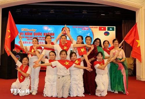 Một tiết mục văn nghệ tại lễ kỷ niệm. (Ảnh: Xuân Vịnh/TTXVN)