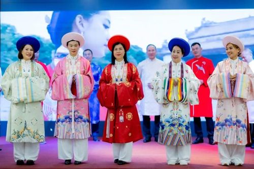 Lễ ra mắt Câu lạc bộ Di sản Áo dài tại Romania. (Ảnh: TTXVN)