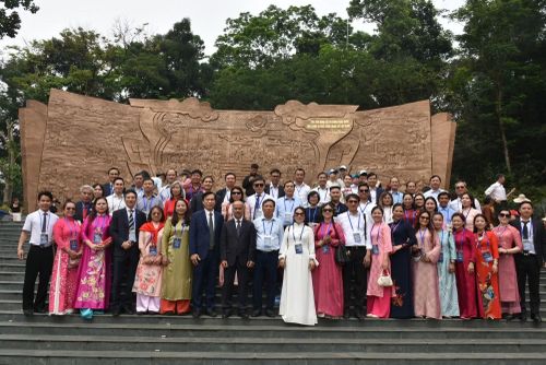 Ngày 25/4/2026, nhân dịp Giỗ Tổ Hùng Vương, Đoàn kiều bào đến từ 20 quốc gia và vùng lãnh thổ đã về dâng hương tưởng niệm các Vua Hùng tại Khu di tích lịch sử Đền Hùng. (Ảnh: CTV/Vietnam+)