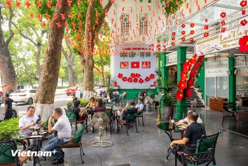 Đây cũng là một trong những lựa chọn phù hợp nếu du khách muốn tìm một nơi ngồi lâu hơn thay vì chỉ ghé mua đồ uống mang đi. Những khung giờ sáng sớm hoặc cuối chiều có thể đem lại một trải nghiệm khá khác biệt: Hồ Gươm chậm rãi hơn, ánh sáng tự nhiên phủ lên mặt nước, trong khi phía bên ngoài vẫn là dòng người liên tục di chuyển qua khu vực trung tâm. (Ảnh: Minh Sơn/Vietnam+)