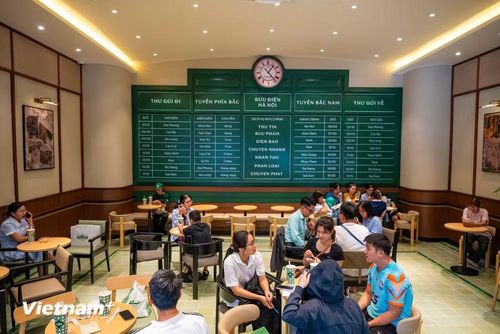 Điểm đặc biệt của cửa hàng không chỉ nằm ở vị trí mà còn ở cách thương hiệu xây dựng không gian. Cửa hàng được phát triển theo ý tưởng “Kho lưu trữ trà và thư tín”, lấy cảm hứng từ chính Bưu điện Hà Nội và khu vực Hồ Gươm. (Ảnh: Minh Sơn/Vietnam+)