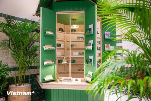 Sự xuất hiện của Phúc Long cũng khiến khu vực Bưu điện Hà Nội trở thành một cụm cà phê khá đặc biệt khi các thương hiệu lớn cùng hiện diện tại đây, đều khai thác lợi thế của vị trí ngay sát Hồ Gươm. (Ảnh: Minh Sơn/Vietnam+)