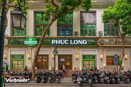 Phúc Long cũng bố trí những góc ngồi hướng về Hồ Hoàn Kiếm để khách có thể làm việc, gặp gỡ bạn bè hoặc đơn giản là ngồi bên khung cửa nhìn ra hồ. (Ảnh: Minh Sơn/Vietnam+)