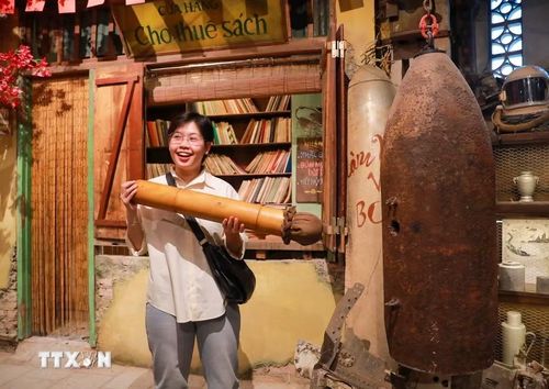Không chỉ là một không gian trưng bày, “Tour Yêu nước - Không gian Bao cấp” hướng tới một hình thức trải nghiệm lịch sử mới mẻ, nơi ký ức được đánh thức bằng nhiều giác quan và trở thành cầu nối giữa các thế hệ. (Ảnh: Khánh Hoà/TTXVN)