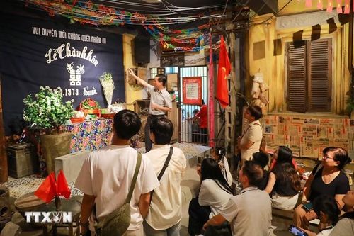 Qua những trải nghiệm trực tiếp, “Tour Yêu nước” đưa quá khứ đến gần hiện tại, để từ những điều bình dị của đời sống, người tham gia cảm nhận rõ hơn sức sống, sự kiên cường và nét đẹp văn hóa của người Hà Nội. (Ảnh: Khánh Hoà/TTXVN)